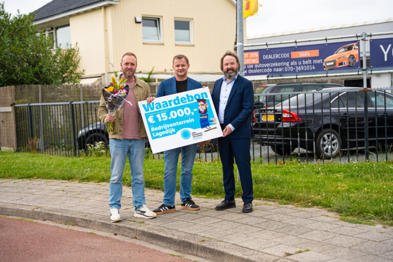 Overhandiging eerste waardecheque verduurzaming Lagedijk